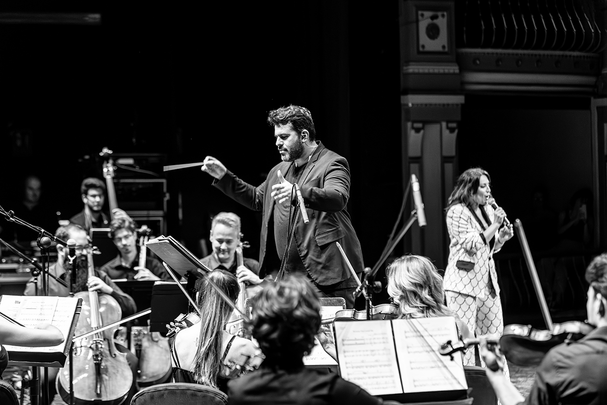 Arturo Díez Boscovich dirige la orquesta sinfónica Larios Pop del Soho en el concierto de clausura del MOSMA Málaga en homenaje a Diane Warren.